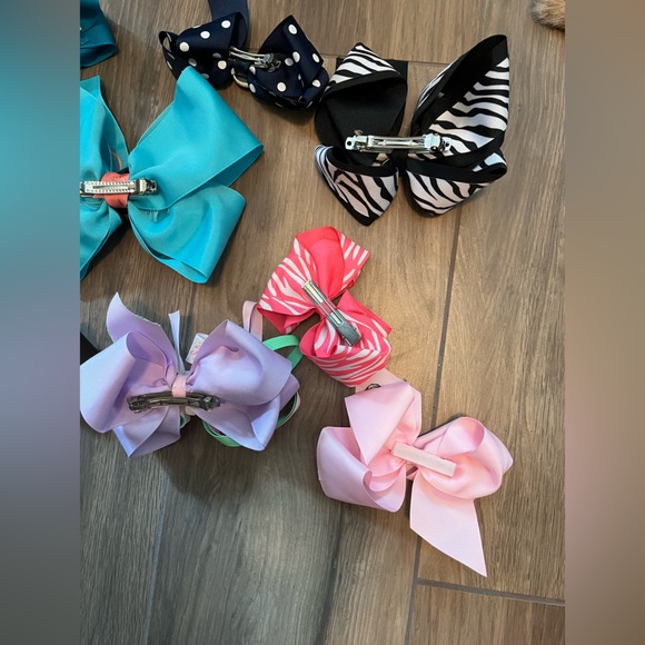 Bundle of bows some with "A" monogram - Picture 4 of 6